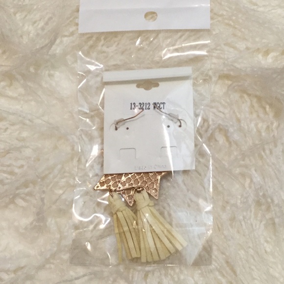 Cheetah Print Cork Star & Faux Leather Ivory Tassel Earrings NEW - Picture 3 of 3